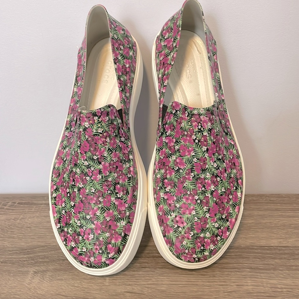 Crocs SlipOn Sneakers 10 women’s purple Floral Print Citaline Roka Comfort Shoes